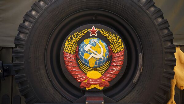 USSR Coat of Arms on an Old Military Vehicle - Sputnik International