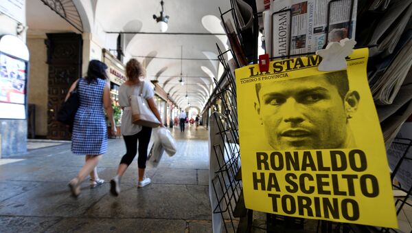 A poster reading Ronaldo chose Turin is seen in downtown Turin, Italy July 11, 2018 - Sputnik International