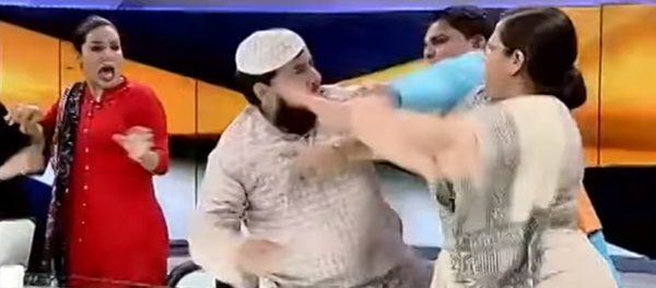 Muslim cleric Mufti Ejaz Arshad Qasmi slaps lawyer Farah Faiz during a live TV debate regarding triple talaq Muslim cleric Mufti Ejaz Arshad Qasmi slaps lawyer Farah Faiz during a live TV debate regarding triple talaq - Sputnik International