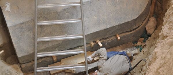 Mostafa Wazir, Secretary General of the Supreme Council of Antiquities, inspects the site of the newly discovered giant black sarcophagus in Sidi Gaber district of Alexandria - Sputnik International