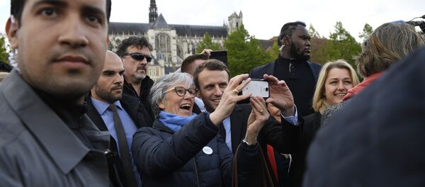 French presidential election candidate for the En Marche ! movement Emmanuel Macron (C-R) poses for a 'selfie' with a supporter outside the Amiens Cathedral on April 26, 2017, as Macron's bodyguard nicknamed Makao (2ndR) and bodyguard Alexandre Benalla (L) stand guard around him French presidential election candidate for the En Marche ! movement Emmanuel Macron (C-R) poses for a 'selfie' with a supporter outside the Amiens Cathedral on April 26, 2017, as Macron's bodyguard nicknamed Makao (2ndR) and bodyguard Alexandre Benalla (L) stand guard around him - Sputnik International