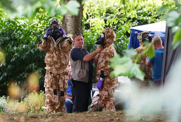 People don military hazardous material protective suits during a police search of Queen Elizabeth Gardens in Salisbury, Britain, July 19, 2018 People don military hazardous material protective suits during a police search of Queen Elizabeth Gardens in Salisbury, Britain, July 19, 2018 - Sputnik International