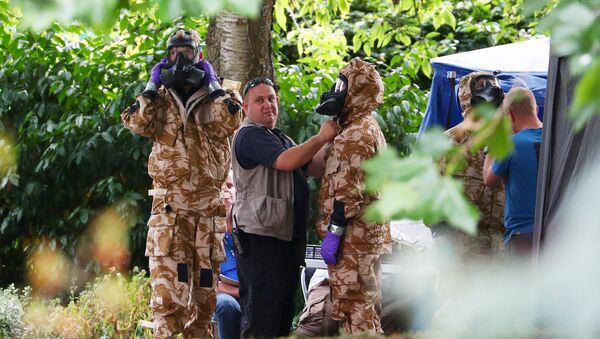 People don military hazardous material protective suits during a police search of Queen Elizabeth Gardens in Salisbury, Britain, July 19, 2018 - Sputnik International
