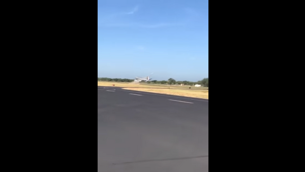 Footage shows moment historic C-47 vintage plane crashes during takeoff in Texas - Sputnik International