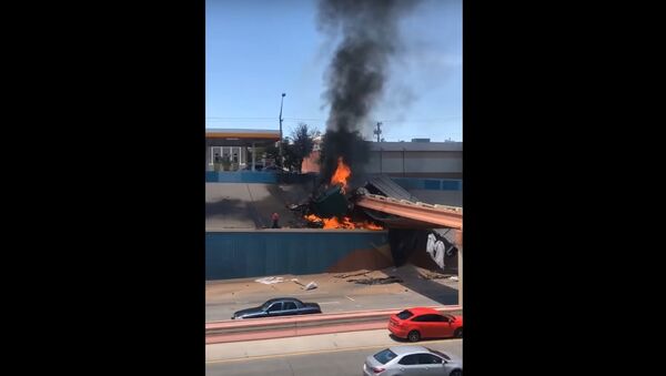 Man Escapes Semi Truck Engulfed in Flames - Sputnik International