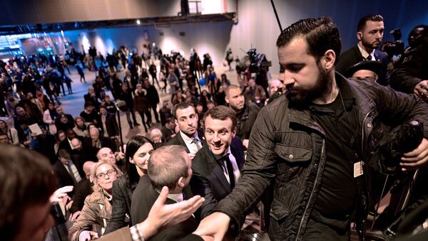 Emmanuel Macron und sein Sicherheitschef Alexandre Benalla während der Wahlkampagne im Jahr 2017 (Archivbild) - Sputnik International