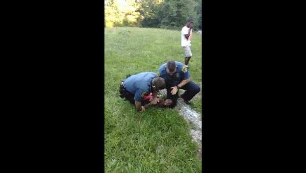A video posted to Facebook Sunday shows Georgia police pinning a young black boy to the ground. - Sputnik International