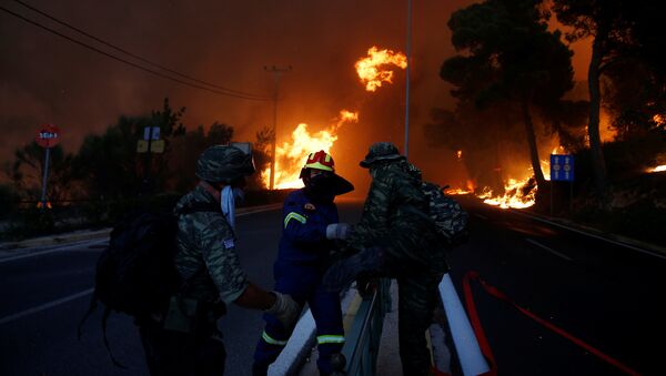 Firefighters and soldiers fall back as a wildfire burns in the town of Rafina, near Athens, Greece, July 23, 2018 - Sputnik International