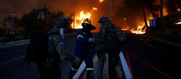 Firefighters and soldiers fall back as a wildfire burns in the town of Rafina, near Athens, Greece, July 23, 2018 Firefighters and soldiers fall back as a wildfire burns in the town of Rafina, near Athens, Greece, July 23, 2018 - Sputnik International