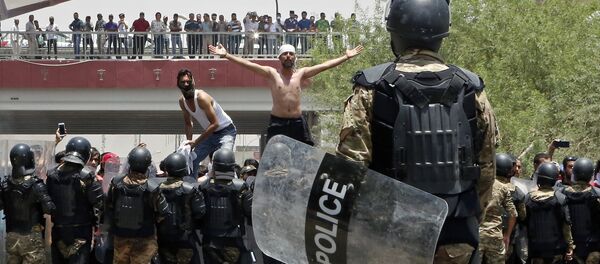 Police prevent protesters from storming the provincial council building during a demonstration in Basra, Iraq, 340 miles (550 kilometers) southeast of Baghdad, on Sunday, July 15, 2018 - Sputnik International