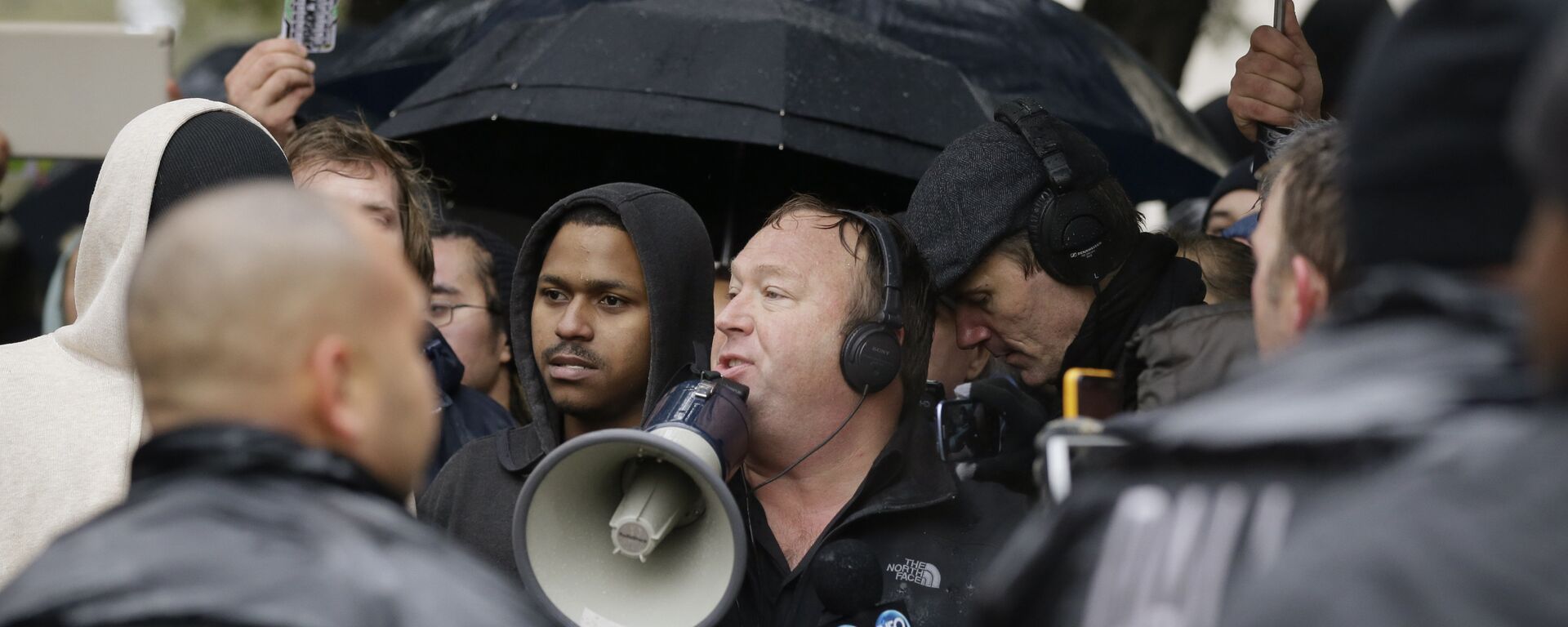 Talk show host Alex Jones (C) leads a protest after a ceremony to mark the 50th anniversary of the assassination of John F. Kennedy, Friday, Nov. 22, 2013, at Dealey Plaza in Dallas - Sputnik International, 1920, 30.03.2019
