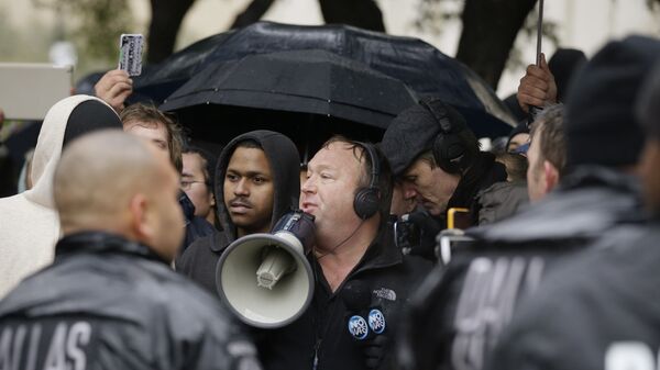 Talk show host Alex Jones (C) leads a protest after a ceremony to mark the 50th anniversary of the assassination of John F. Kennedy, Friday, Nov. 22, 2013, at Dealey Plaza in Dallas - Sputnik International