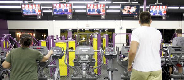 People exercise at Planet Fitness as President Obama delivers his speech on health care on Wednesday, Sept. 9, 2009 in Raleigh, N.C. - Sputnik International