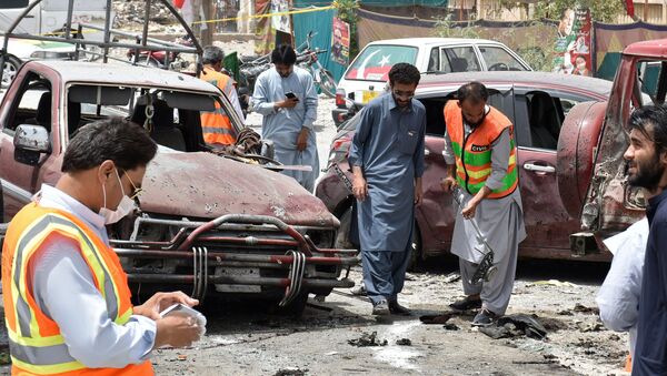 Members of the bomb disposal unit survey the site after a suicide blast, in Quetta, Pakistan July 25, 2018 - Sputnik International