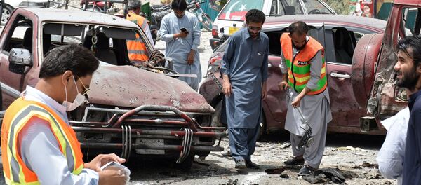 Members of the bomb disposal unit survey the site after a suicide blast, in Quetta, Pakistan July 25, 2018 - Sputnik International