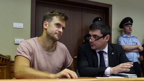 Russian Pussy Riot punk group member Pyotr Verzilov, who was recently jailed for 15 days in police cells after a pitch invasion at the World Cup final, attends an appeal hearing at a court in Moscow on July 23, 2018 - Sputnik International