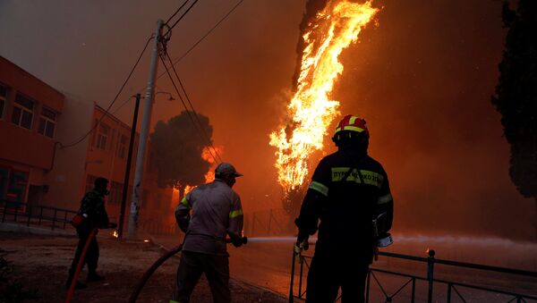 Firefighters and soldiers try to extinguish a wildfire burning in the town of Rafina, near Athens, Greece, July 23, 2018 - Sputnik International