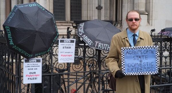 Victim of police spying protests outside the Royal Court of Justice Victim of police spying protests outside the Royal Court of Justice - Sputnik International