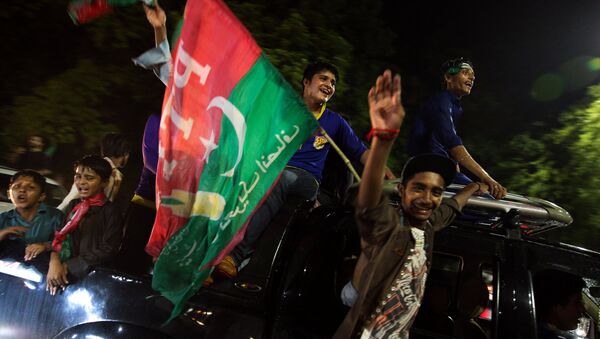 Supporters of Imran Khan, chairman of the Pakistan Tehreek-e-Insaf (PTI), political party celebrate during the general election in Islamabad, Pakistan, July 26, 2018 - Sputnik International