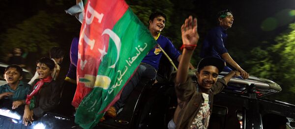 Supporters of Imran Khan, chairman of the Pakistan Tehreek-e-Insaf (PTI), political party celebrate during the general election in Islamabad, Pakistan, July 26, 2018 - Sputnik International