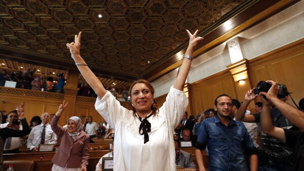 Souad Abderrahim, 54, flashes the V-sign after being elected as mayor of the Tunisian capital, Tunis, Tuesday, July 3, 2018 - Sputnik International
