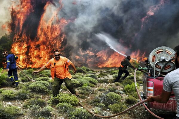 Firefighters, volunteers fighting a wildfire at the village of Kineta, near Athens - Sputnik International