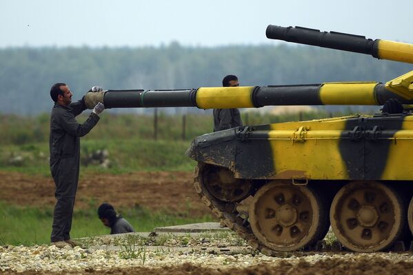 Azerbaijan's team member preparing his vehicle for Tank Biathlon 2018 competition in Moscow region - Sputnik International