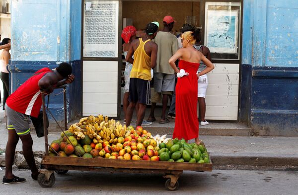A man pushes cart with fruits by a shop in Havana, Cuba - Sputnik International