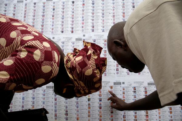 People looking for their names on electoral list in Bamako, Mali - Sputnik International