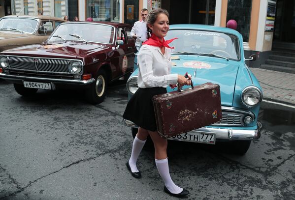 A cosplayer passing by Soviet-made Moskvich-403 during vintage rally in Moscow - Sputnik International