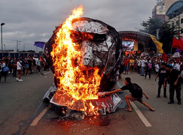 Burning effigy of Philippine President Rodrigo Duterte in Manila - Sputnik International