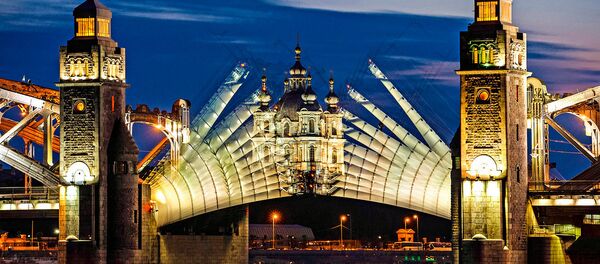 Разводка моста Петра Великого во время белых ночей в Санкт-Петербурге - Sputnik International