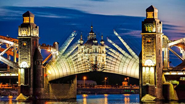 Разводка моста Петра Великого во время белых ночей в Санкт-Петербурге - Sputnik International