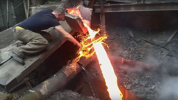 Steel Mill Worker Manhandles Molten Metal - Sputnik International