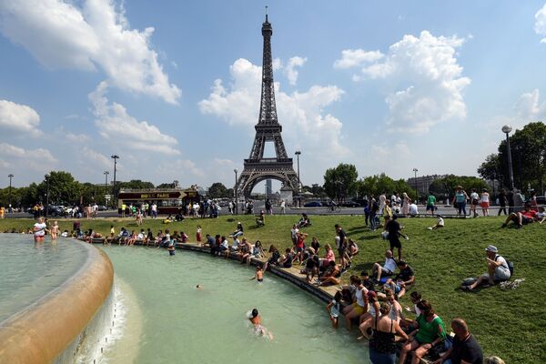 Cooling off at post-card site in Paris - Sputnik International