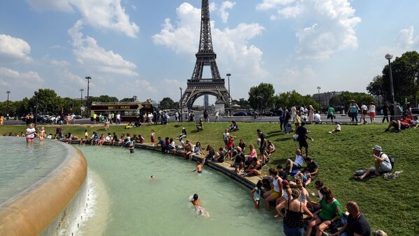 Люди охлаждаются у фонтана Трокадеро в Париже - Sputnik International