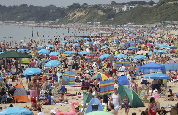 English beach amid heatwave in Europe - Sputnik International