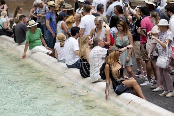 La Dolce Vita - 2018: cooling down in Rome's Trevi Fountain - Sputnik International