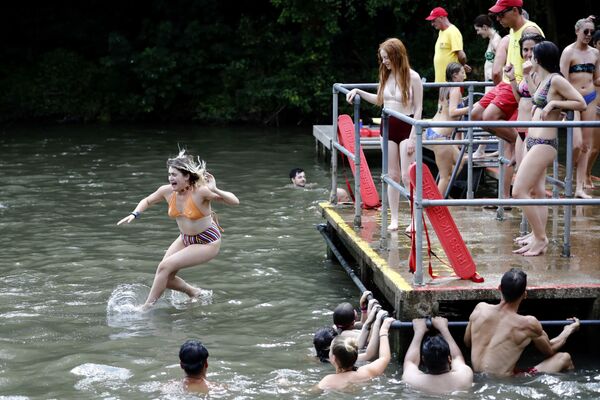 Ladies cooling off at London's mixed-pond - Sputnik International