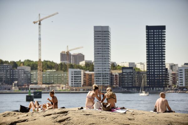 Sunbathing in Swedish Stockholm's center - Sputnik International