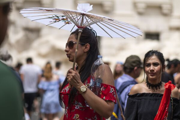 Tourist shading herself in central Rome - Sputnik International