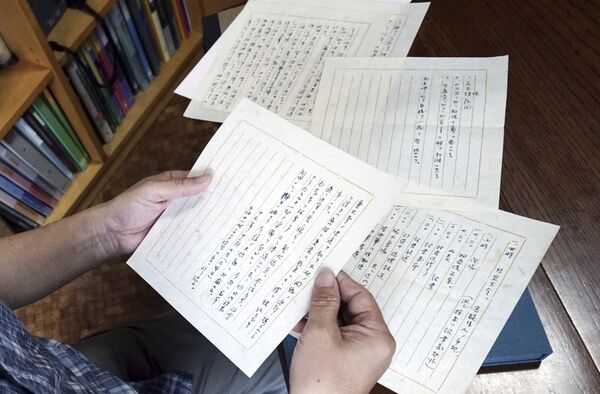 In this July 26, 2018, photo, Takeo Hatano, a used bookstore owner, shows the five-page Yuzawa memo, written by Michio Yuzawa, interior vice minister in 1941, in Tokyo - Sputnik International