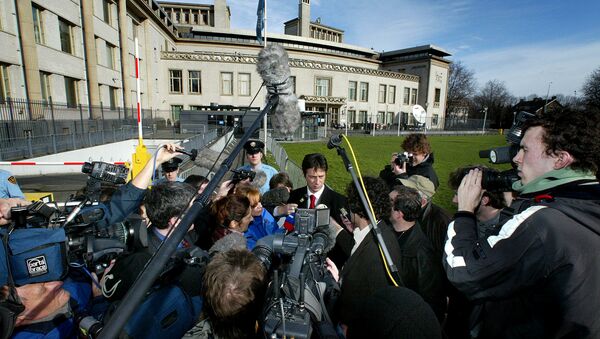 Dragoslav Ognjanovic, adviser to Slobodan Milosevic, is surrounded by media during a break on the second day of the trial against Milosevic at the International Criminal Tribunal for the former Yugoslavia at The Hague, February 13, 2002 - Sputnik International