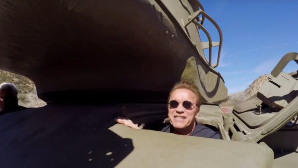 Jay Leno And Arnold Schwarzenegger Crush A Limo In A Tank - Sputnik International