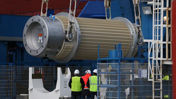 A transport storage cask for the return of high activity waste from reprocessing is being loaded onto the BBC Shanghai cargo ship on October 15, 2015 in Cherbourg-Octeville. The vessel, whose security has been questioned, is to deliver nuclear waste back to Australia after its reprocessing in France - Sputnik International