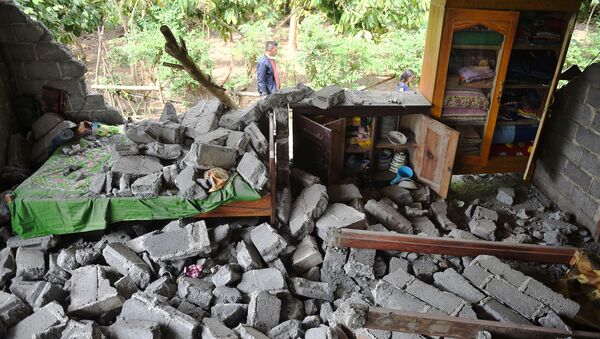 A damaged house is seen after an earthquake hit Sajang village in Lombok Timur, Indonesia, July 30, 2018 - Sputnik International