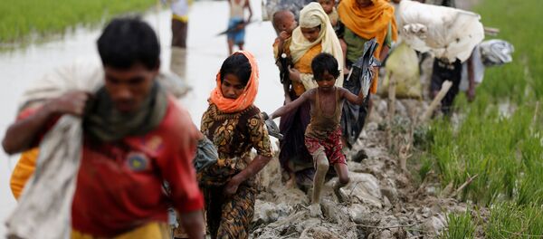 Rohingya refugees walk on the muddy path after crossing the Bangladesh-Myanmar border in Teknaf, Bangladesh, September 3, 2017. REUTERS/Mohammad Ponir Hossain Rohingya refugees walk on the muddy path after crossing the Bangladesh-Myanmar border in Teknaf, Bangladesh, September 3, 2017. REUTERS/Mohammad Ponir Hossain - Sputnik International