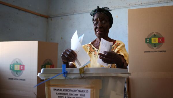 A woman casts her ballot in the country's general elections in Harare, Zimbabwe, July 30, 2018 - Sputnik International