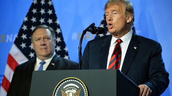 US President D. Trump and State Secretary Mike Pompeo at NATO conferense - Sputnik International