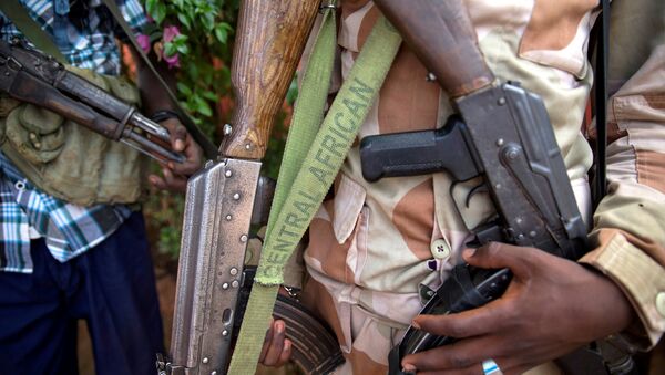An armed fighter belonging to the 3R armed militia displays his weapon in the town of Koui, Central African Republic, April 27, 2017 - Sputnik International